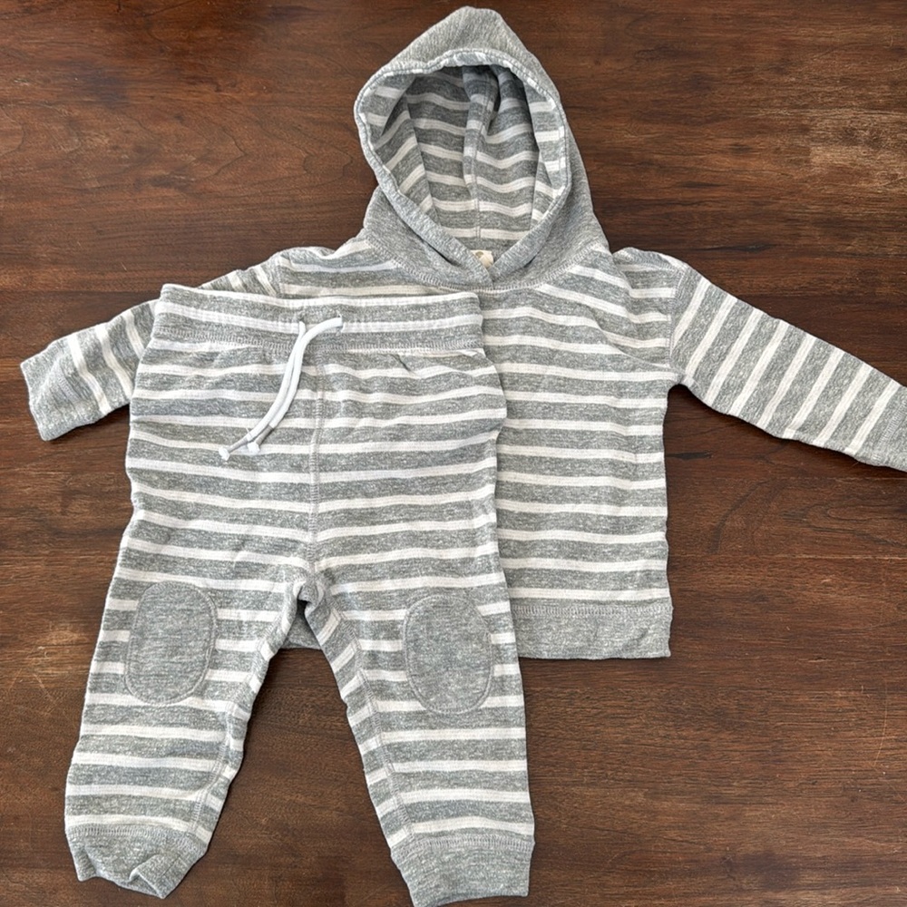 Cotton grey and white striped sweater set. No marks, no stains, no odor.